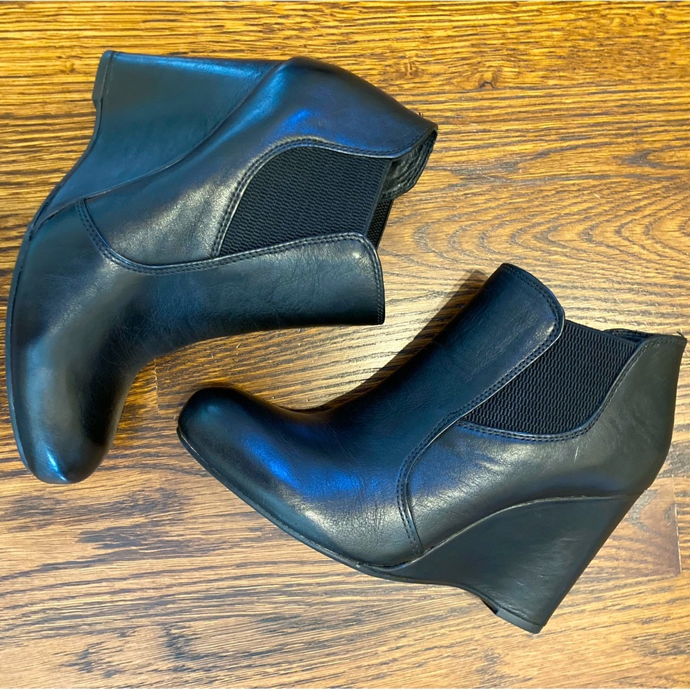 Born Crown EUC black leather wedge booties boots size 8.5/40 Worn Once